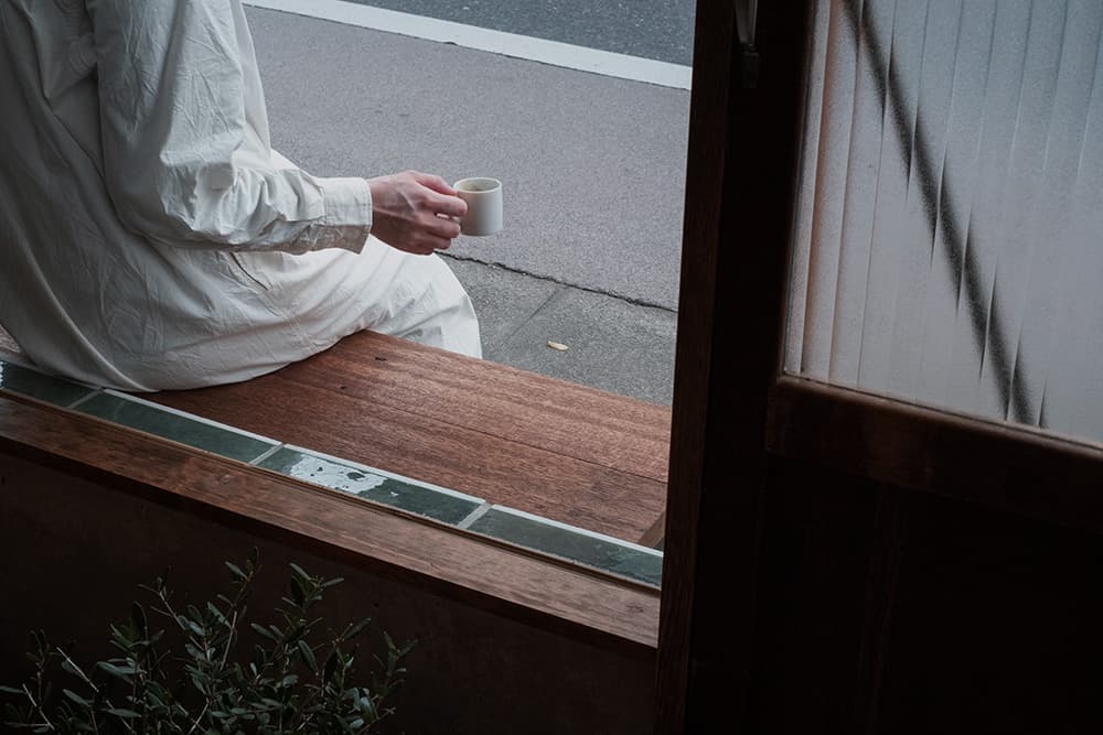 ベンチでエスプレッソを飲む人